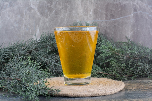 Un vaso de jugo de naranja sobre fondo de mármol. Foto de alta calidad