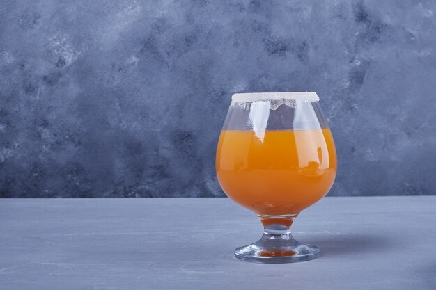 Un vaso de jugo de naranja.