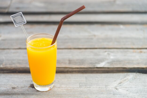 Vaso de jugo de naranja