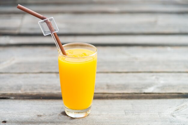 Vaso de jugo de naranja