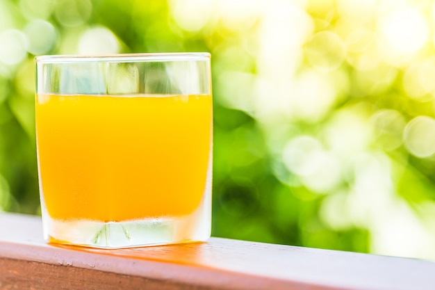 Vaso de jugo de naranja