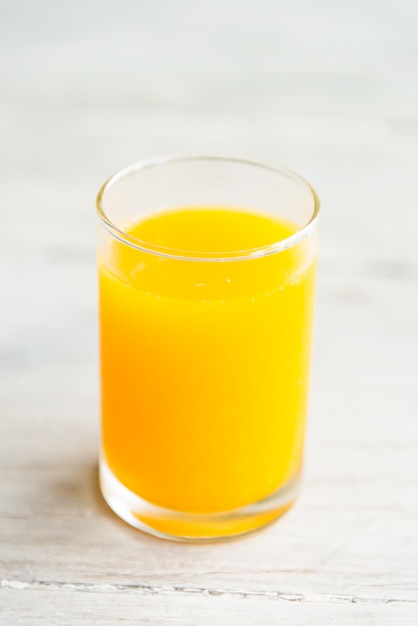 Vaso de jugo de naranja