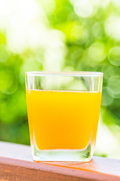 Vaso de jugo de naranja