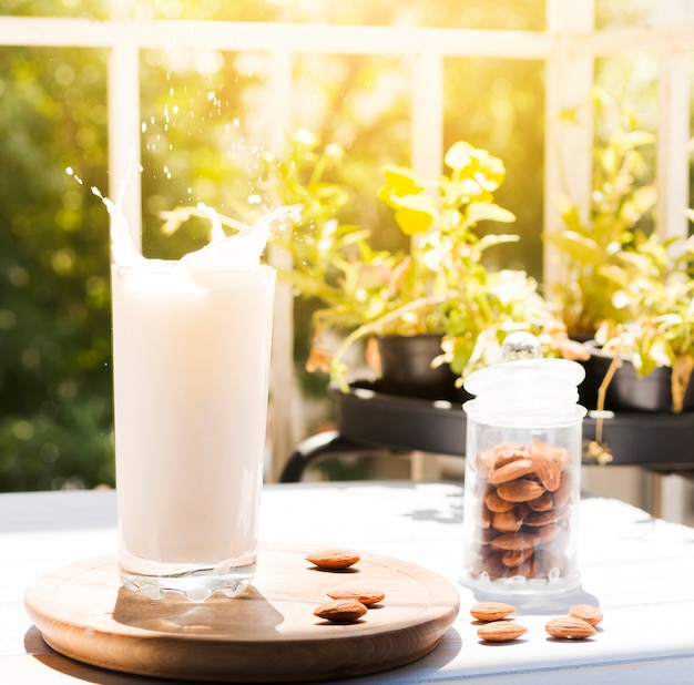 Vaso de leche con almendras