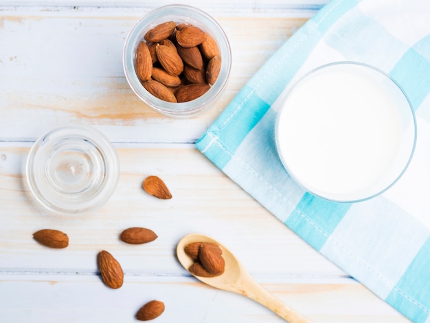 Foto gratuita vaso de leche con almendras