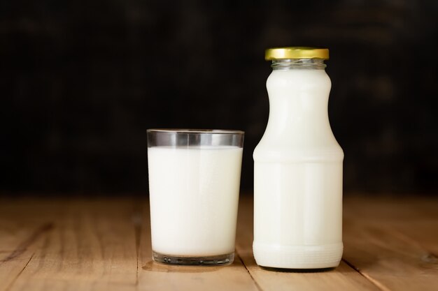 Vaso de leche y una botella de leche fresca.