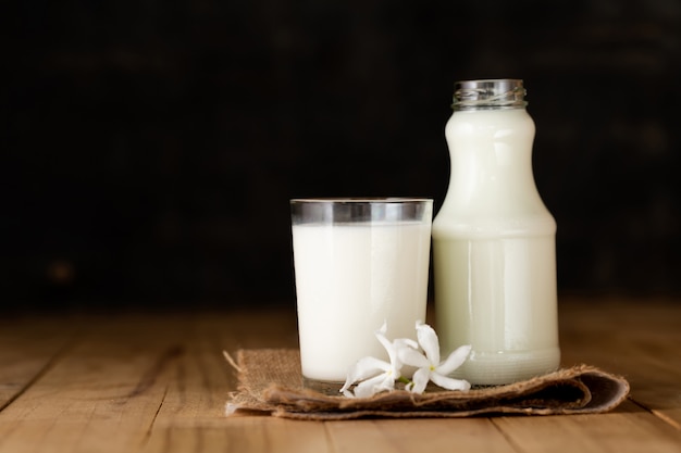 Vaso de leche y una botella de leche fresca.