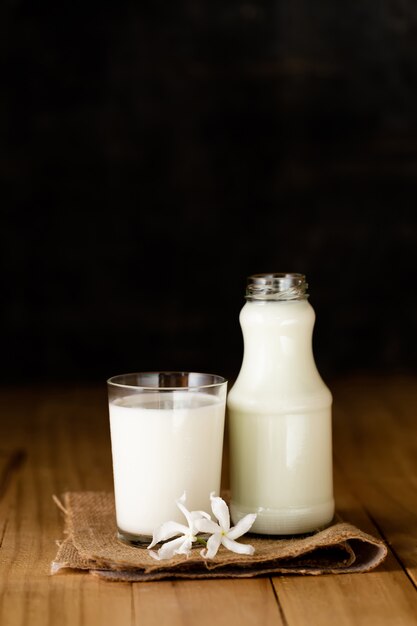 Vaso de leche y una botella de leche fresca.