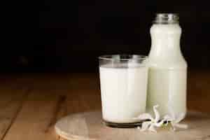 Foto gratuita vaso de leche y una botella de leche fresca.
