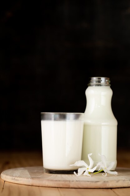 Vaso de leche y una botella de leche fresca.