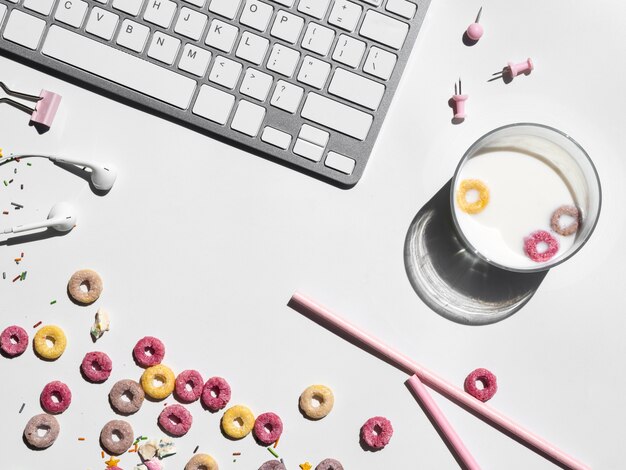 Vaso de leche y cereales en un escritorio de oficina