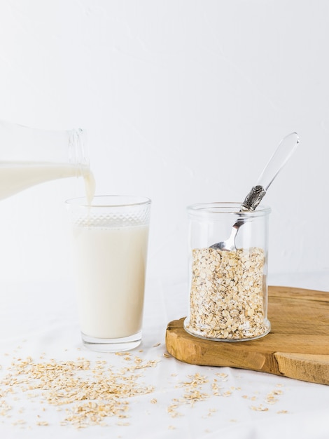 Foto gratuita vaso de leche y cereales