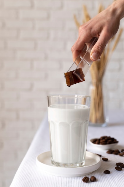 Foto gratuita vaso con leche y chocolate