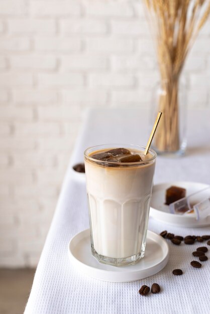 Vaso con leche y chocolate