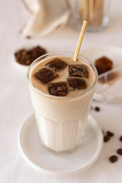 Vaso con leche y chocolate