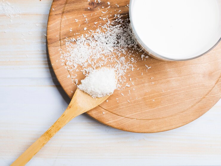 Foto gratuito vaso de leche con coco rayado