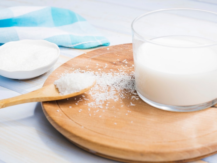 Foto gratuito vaso de leche con coco rayado