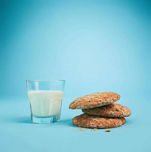 Vaso de leche y galletas de avena