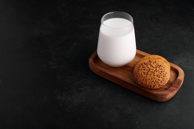 Un vaso de leche con galletas de comino.