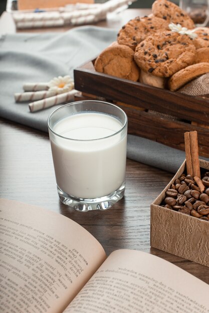 Un vaso de leche con galletas