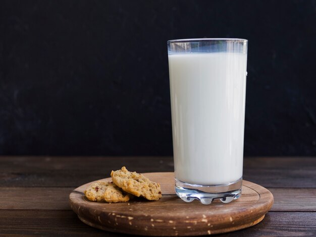 Vaso de leche y galletas