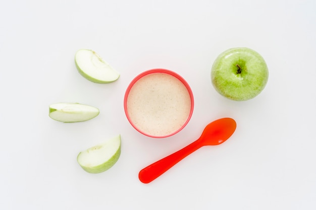 Vaso de leche y manzana