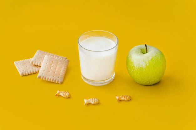 Vaso de leche y manzana