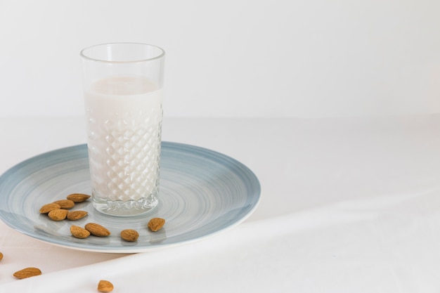 Vaso de leche con nueces