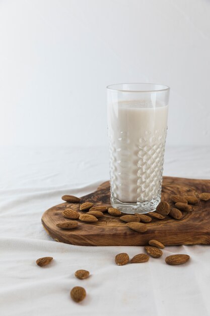 Vaso de leche con nueces