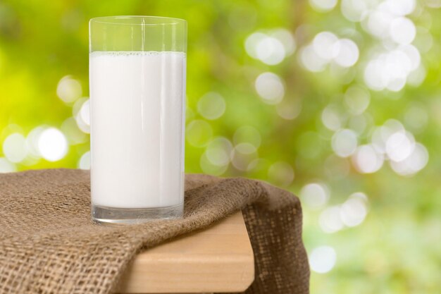 Un vaso de leche sobre un fondo natural