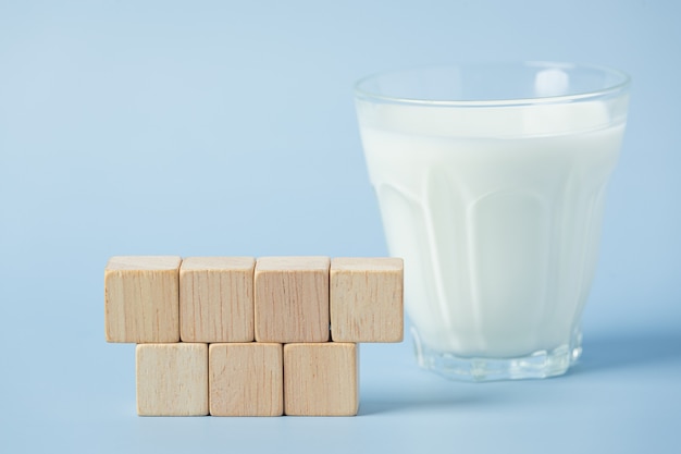 Vaso de leche en superficie azul