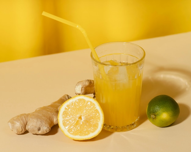 Foto gratuita vaso de limonada de ángulo alto