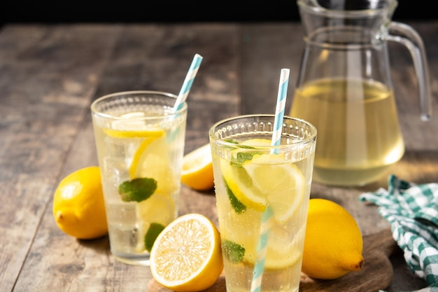 Vaso de limonada fresca en la mesa de madera