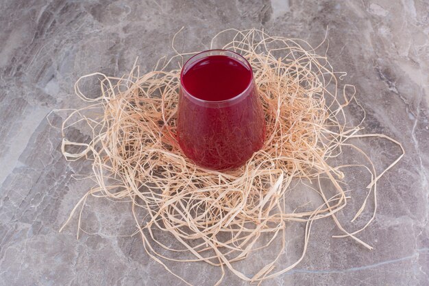 Vaso de limonada fría sobre fondo de mármol. Foto de alta calidad