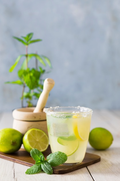 Vaso de limonada con menta y limas