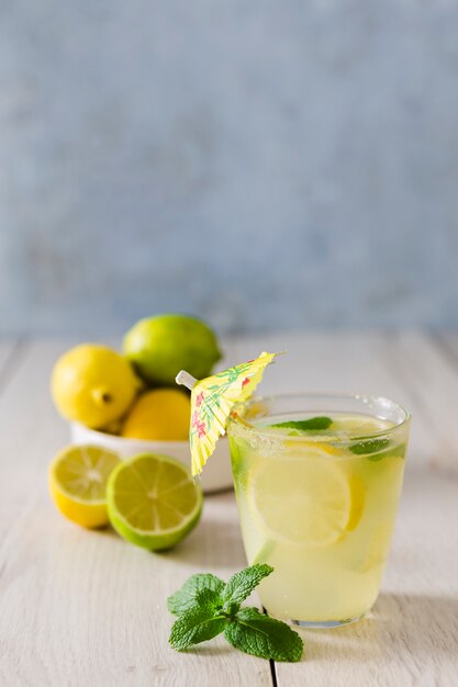 Vaso con limonada y paraguas