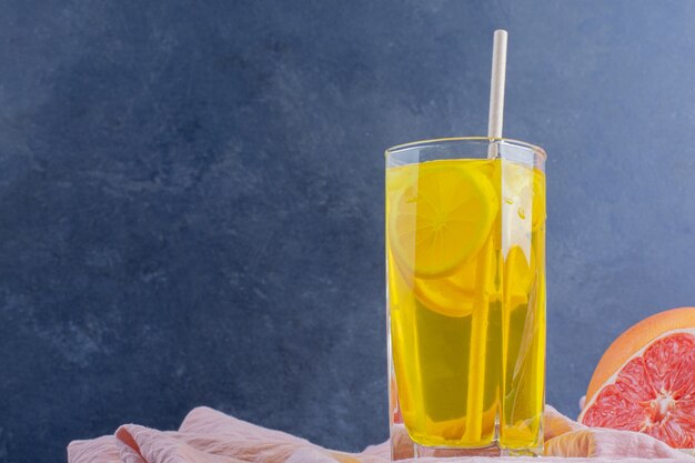 Un vaso de limonada con rodajas de limón.