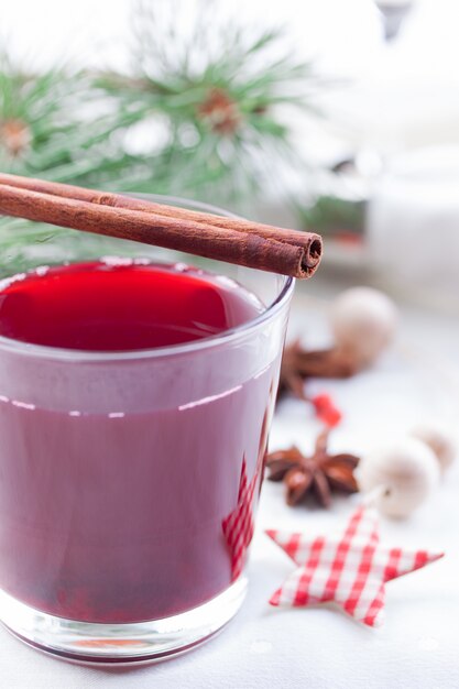 Foto gratuita vaso con líquido rojo