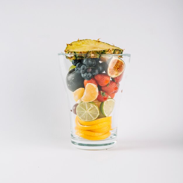 Vaso lleno de frutas