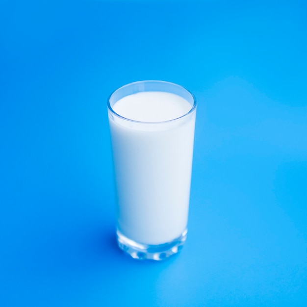 Vaso lleno de leche fresca