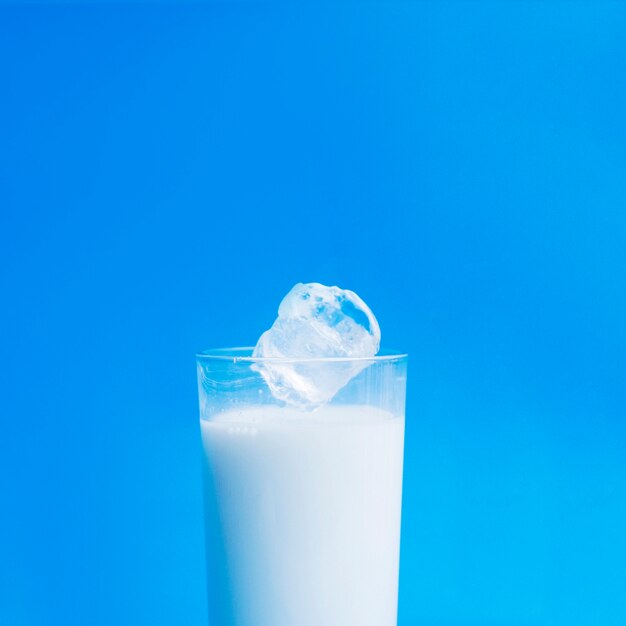 Vaso lleno de leche y hielo