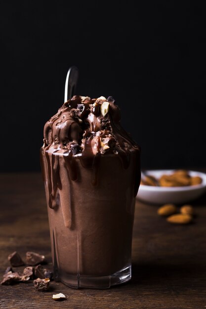 Vaso lleno de postre helado de chocolate