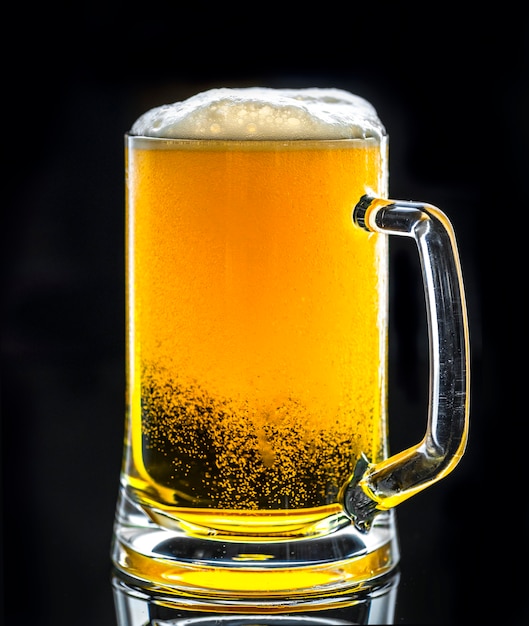 Un vaso de macro fotografía de cerveza fría