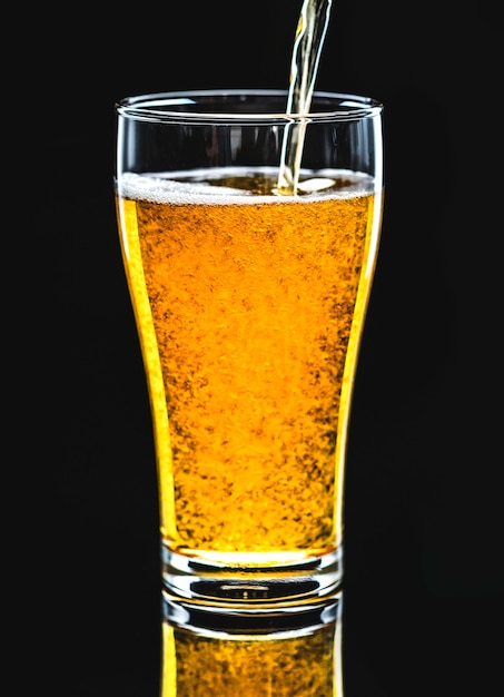Un vaso de macro fotografía de cerveza fría