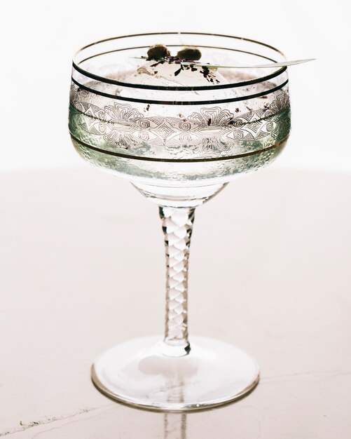 Un vaso de martini en el fondo blanco.