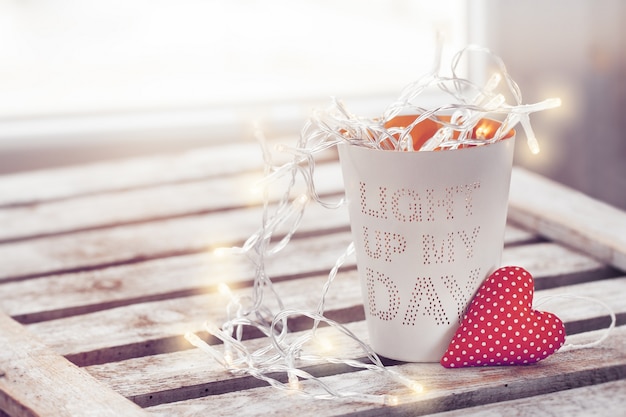 Foto gratuita vaso con mensaje con luces y un corazón al lado