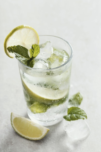 Vaso de mojito con ingredientes