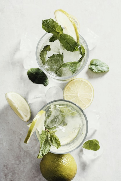 Vaso de mojito con ingredientes