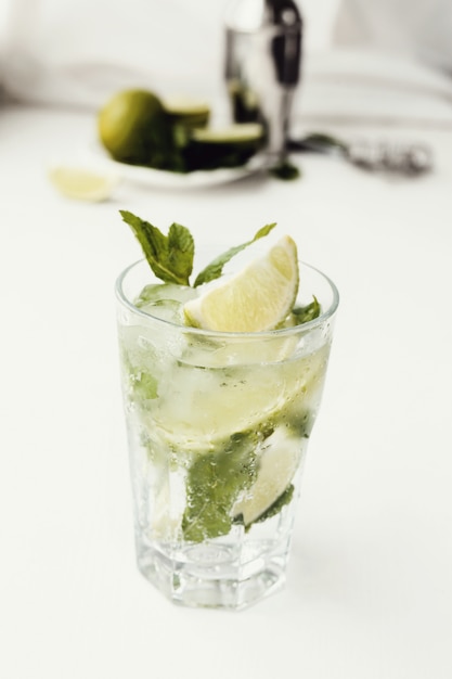 Vaso de mojito con ingredientes