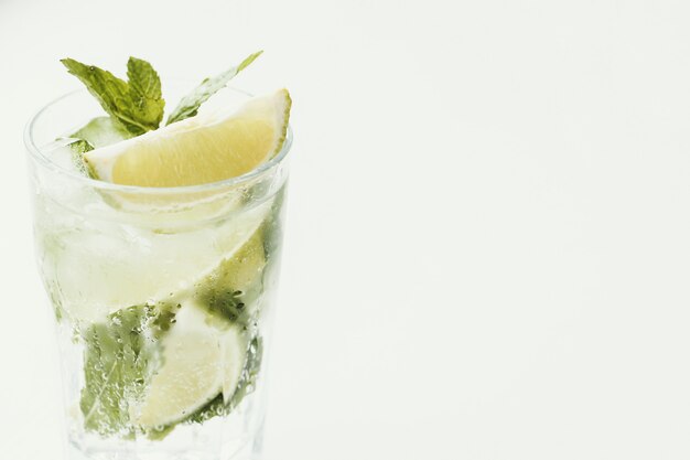 Vaso de mojito con ingredientes